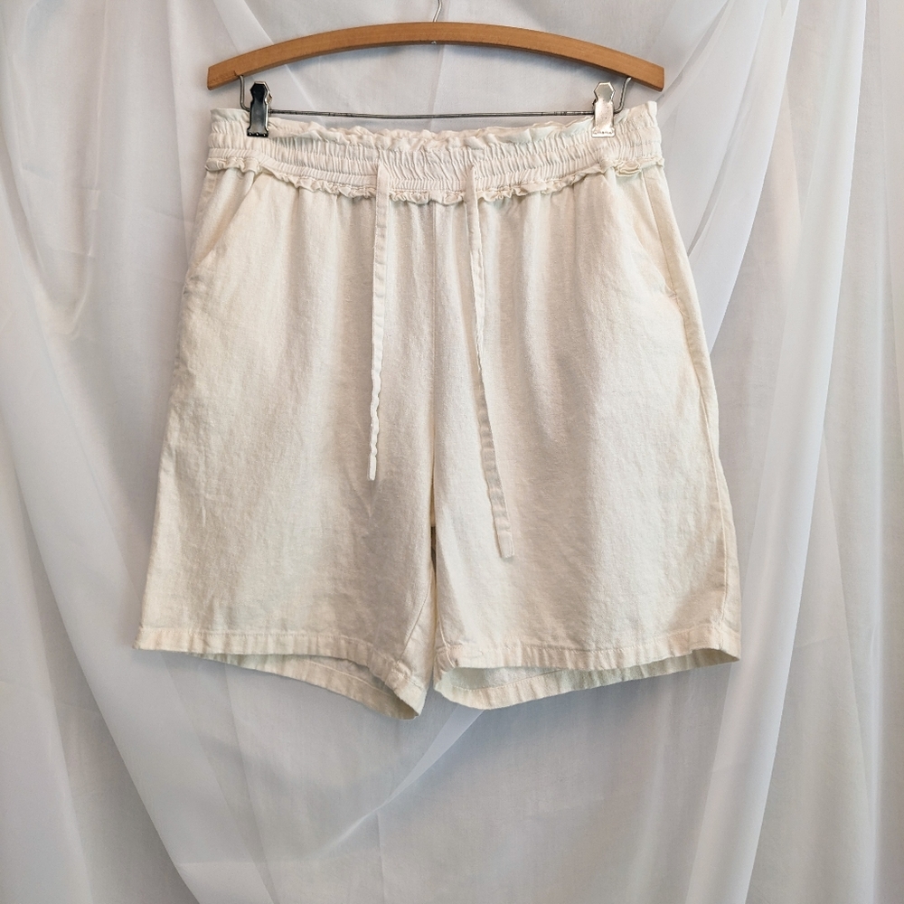 Linen shorts by Definitions d.jeans